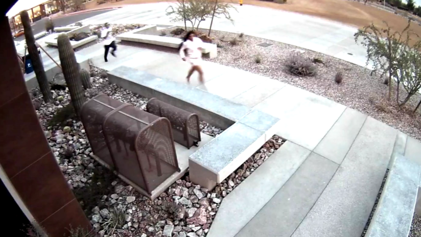 VIDEO: Ladrones se dan a la fuga, pero se refugian por despiste en una comisaría