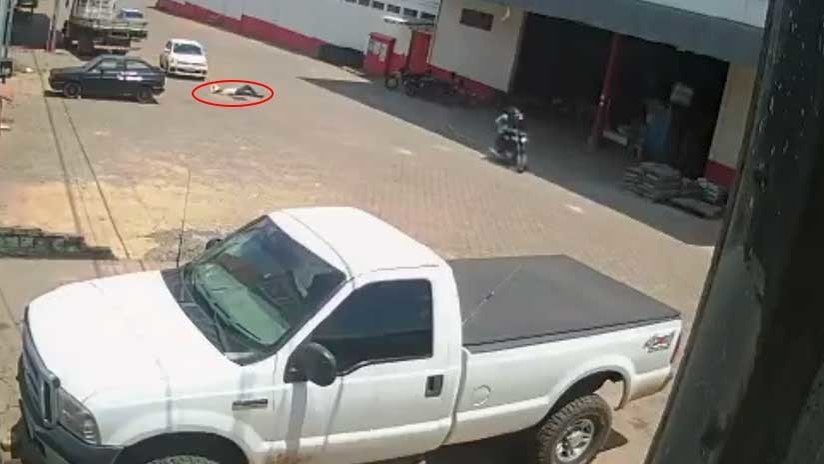 FUERTE VIDEO: Un hombre recibe un disparo en la cabeza y nadie acude a socorrerlo