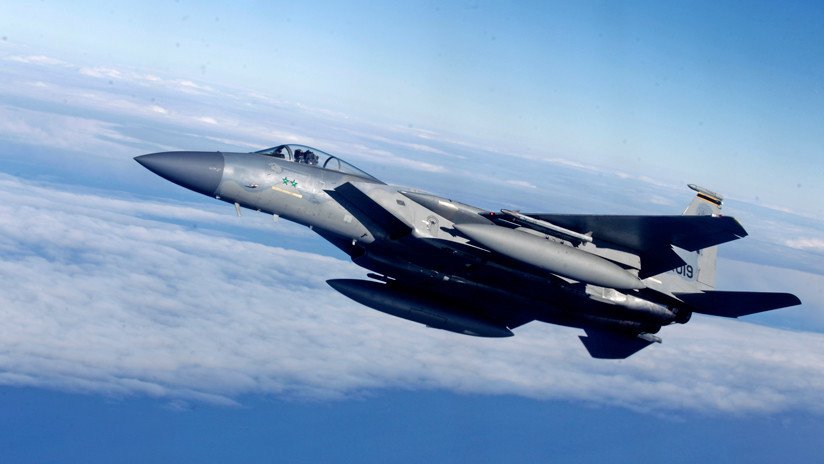 Cae sobre Okinawa la antena de un caza estadounidense desprendida en pleno vuelo