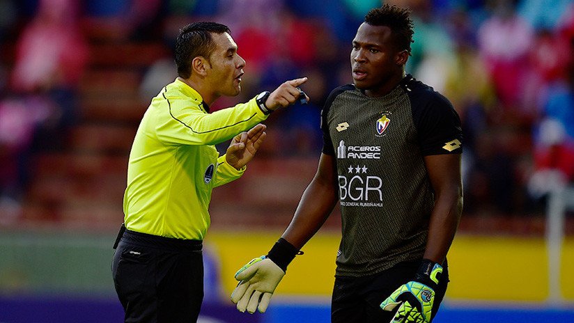 Óscar por la 'mejor simulación': Un arquero ecuatoriano finge una agresión del árbitro (VIDEO)