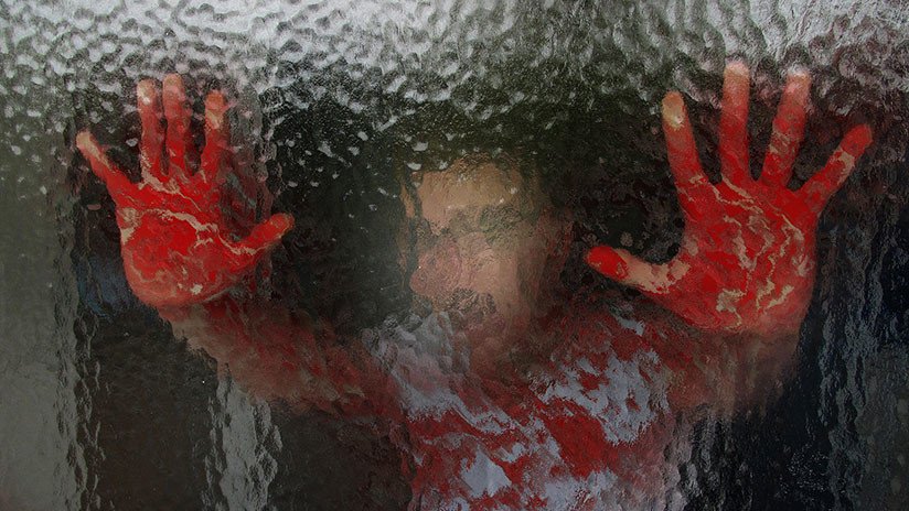 FUERTES IMÁGENES 18+: Dos hombres atacan salvajemente a una mujer con un machete 