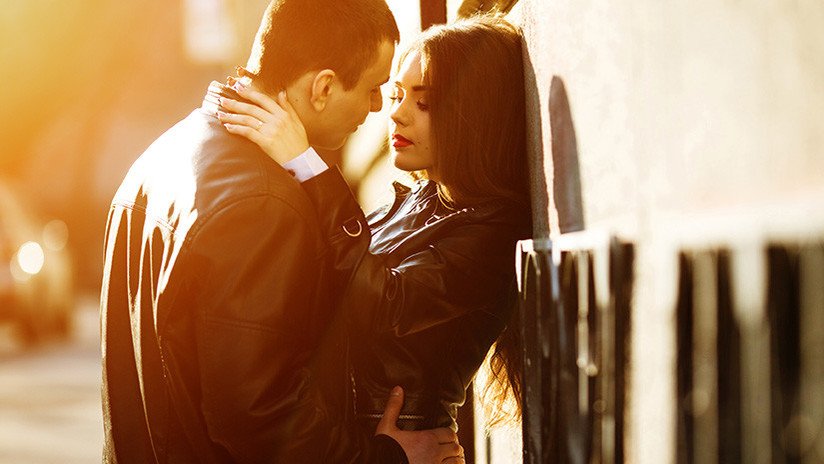 FOTO: Descubre a su novia besándose con otro, y su reacción se hace viral