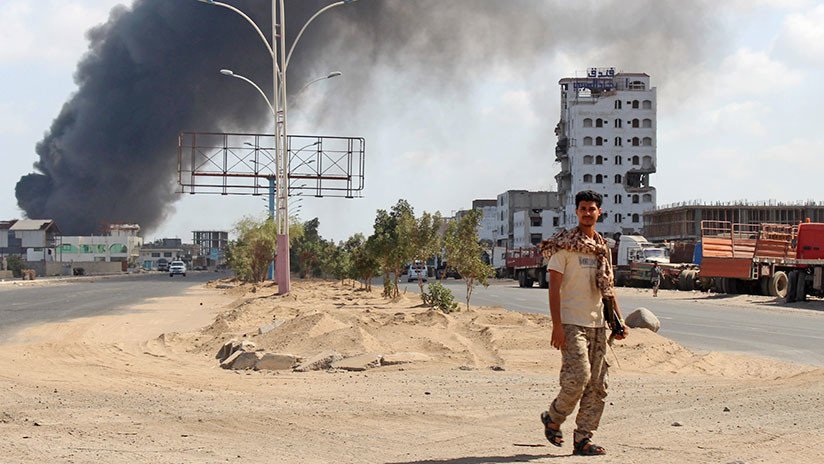 VIDEO: Los hutíes de Yemen alcanzan un caza de la coalición de Estados árabes