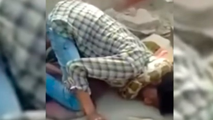 VIDEO: Una pitón estrangula a un encantador de serpientes y el público ni se inmuta