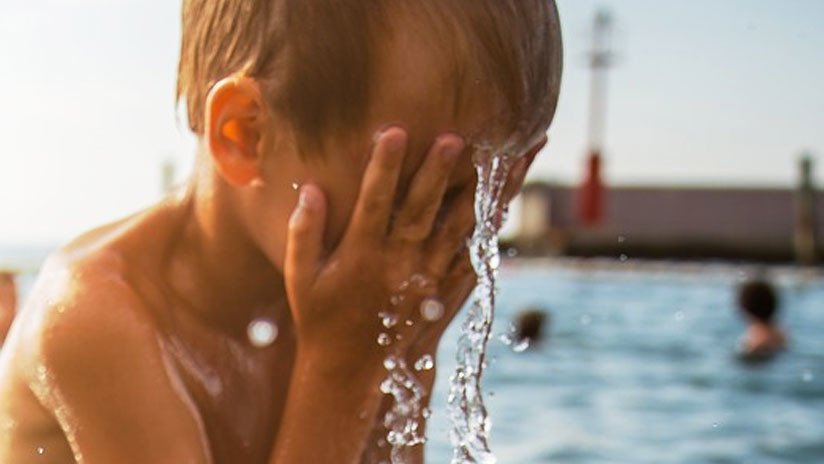 VIDEO: Una mujer arroja a un niño a un canal en medio de una pelea callejera