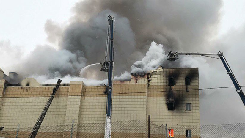 VIDEO: Víctimas tratan de escapar del centro comercial ruso, convertido en una trampa de fuego