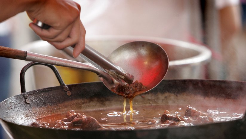 VIDEO: Lanza una sopa hirviendo a una joven por tener el pelo largo y le deja quemaduras en la cara