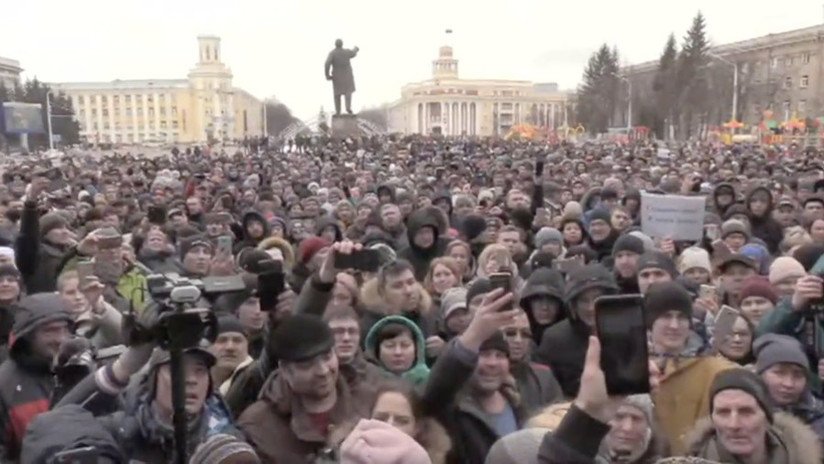 En Kémerovo piden justicia y renuncia de las autoridades locales tras incendio del centro comercial