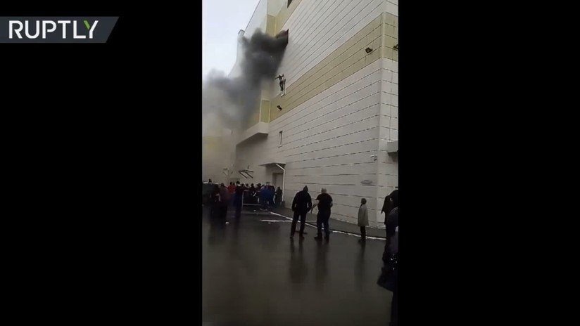 El chico que saltó por la ventana huyendo del incendio de Kémerovo recobra la consciencia