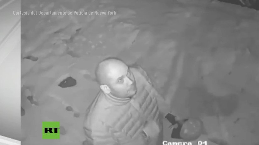 'A Dios rogando y con la piedra dando': Ladrón se persigna antes de robar en una tienda lujo (VIDEO)