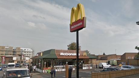 Echan de un McDonald's a una menor por llevar uniforme y queda a merced de 'la bestia del Este' 