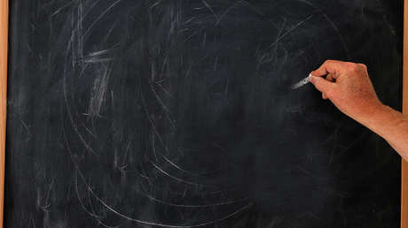 FOTOS: Un maestro que enseña informática con tiza y pizarra hace furor en las redes