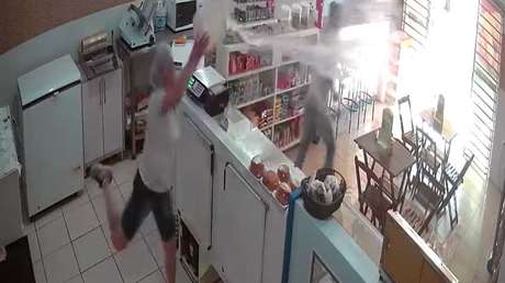 VIDEO: Una dependienta desafía a un atracador con un cubo de agua en Brasil