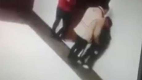VIDEO BRUTAL: Una maestra agrede a un niño con trastorno psicomotor en México