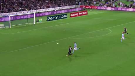 PIFIA MONUMENTAL: Un futbolista australiano falla un gol con la portería vacía (VIDEO)