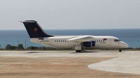 VIDEO: Llantos y rezos en medio de un aterrizaje forzoso de un avión con un motor destrozado