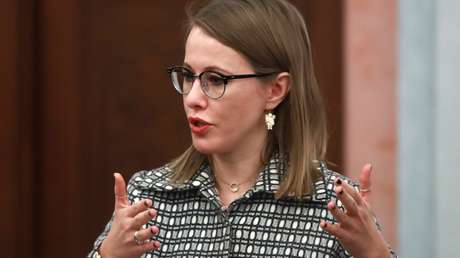 VIDEO: Atacan a la aspirante presidencial rusa Sobchak tirándole agua