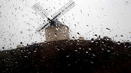 VIDEO: Las fuertes lluvias parten en dos una carretera española