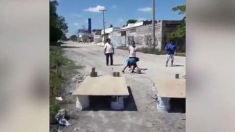 "Los juegos del bache": Ciudadanos montan una tirolina para sortear un socavón en Cancún (VIDEO)