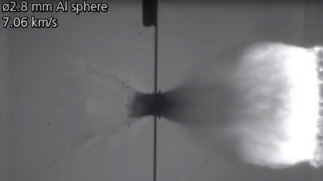 VIDEO: Un escudo experimental para naves espaciales hace trizas una bala de aluminio