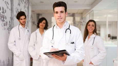 Nos pagan demasiado: Médicos canadienses protestan contra sus propios aumentos salariales