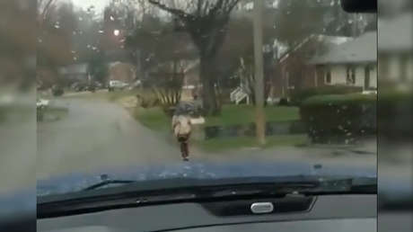 VIDEO POLÉMICO: Un padre de la "vieja escuela" castiga a su hijo de 10 años por hacer 'bullying'