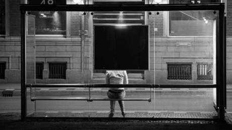 Chile: Graban un brutal asalto a una joven en pleno recorrido de un autobus y nadie ayuda (VIDEO)