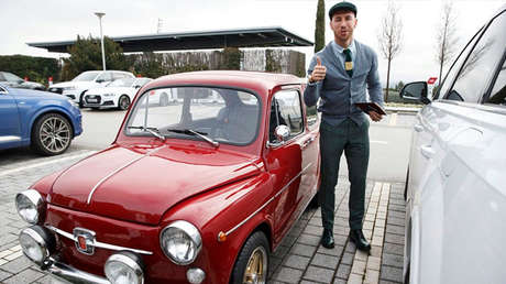 "Los clásicos nunca mueren": Sergio Ramos llega al entrenamiento como si fuera en 1950 (VIDEO)