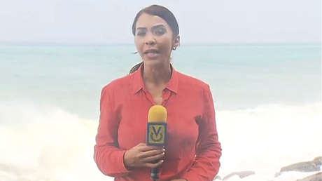 VIDEO: Una periodista venezolana informaba en directo de un temporal, cuando ocurrió esto