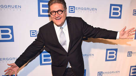 Prohíben al "Oso abrazador" estadounidense tocar a sus colegas en el Senado