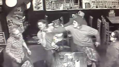 FUERTE VIDEO: Agreden brutalmente a un hombre mientras sostiene en brazos a su hija de 4 años