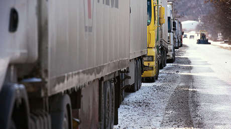 Un camión pierde varias cajas de trilita en una ruta de Siberia