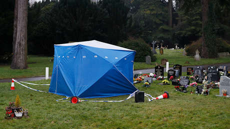 La Policía británica erige carpas sobre el sitio de entierro de la esposa y el hijo del exespía ruso