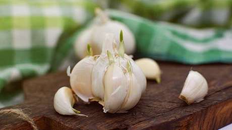 Un cantante vietnamita mata a una joven asfixiándola con dientes de ajo al intentar 'exorcizarla'