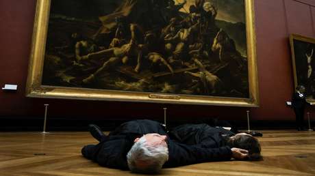 Evacuan el Louvre por una inusual protesta contra un proyecto petrolero en la Patagonia (FOTOS)