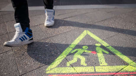 VIDEO IMPACTANTE: Agrede a una mujer a culatazos para quitarle el bolso