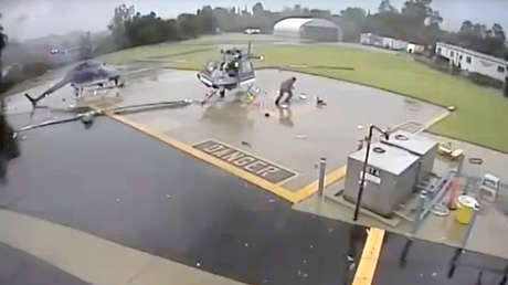 VIDEO: Sobreviven a una violenta colisión de helicópteros y salen como si nada
