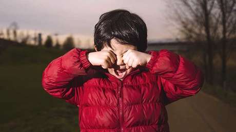 FOTO: Un hombre obliga a fumar a su sobrino de tres años para "darle una lección"