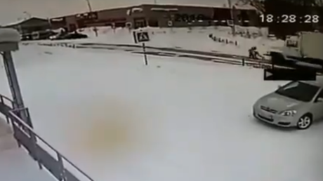 VIDEO: Dos niños resultan ilesos milagrosamente tras ser atropellados por un camión en Rusia
