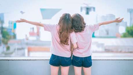 Blanco y negro: Dos gemelas pasan como amigas por ser completamente diferentes (FOTOS)