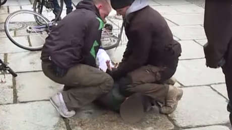 VIDEO: Un hombre intenta atacar a Merkel en el día de su reelección como canciller de Alemania