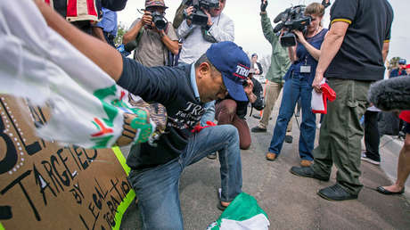 "¡Fuck México!": manifestante rompe una bandera durante la visita de Trump a California