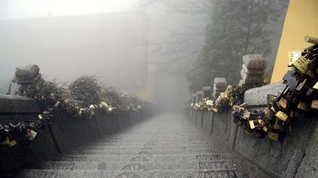 FUERTE VIDEO: Muere al caer por el acantilado de una montaña sagrada mientras jugaba con su móvil