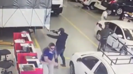 VIDEO: Hombres armados asaltan un local automotriz y prenden fuego a los coches en México