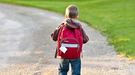 FOTO: Un policía argentino ayuda a un niño en la calle a hacer su tarea