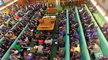 "Golpearla de algún modo": Un diputado de Uganda recomienda pegar a las mujeres para disciplinarlas