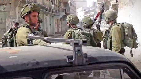VIDEO: Soldados israelíes requisan el coche de una familia palestina para usarlo de barricada