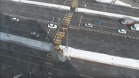 VIDEO: Un taxi arrolla a gran velocidad a dos transeúntes en un cruce peatonal