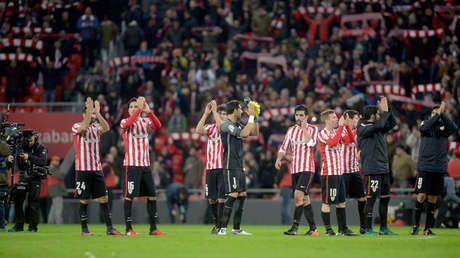 Un abuelo de 90 años conoce a los jugadores de su equipo de fútbol gracias a un tuit de su nieta