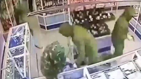 Sincronización milimétrica: Ladrones vacían una joyería en un minuto (VIDEO)